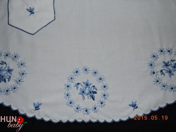 Kötény melles nagy kék hímzés 72x70 cm