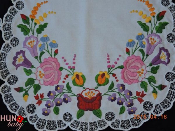 Menyecskekötény riselt hímzett fél 40x42 cm Menyecskekötény riselt hímzett fél 40x42 cm