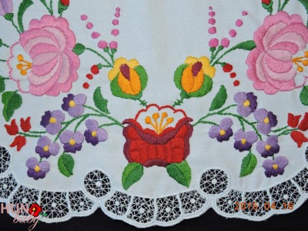 Menyecskekötény riselt hímzett fél 40x42 cm Menyecskekötény riselt hímzett fél 40x42 cm