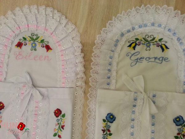 Pólyahuzat újszülött ikreknek- kézzel hímzett magyaros kalocsai mintával - Aprócskák