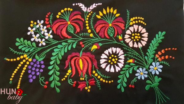 Párnahuzat hímzett ókalocsai fekete 55x40 cm