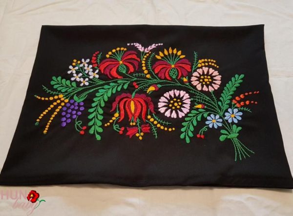Párnahuzat hímzett ókalocsai fekete 55x40 cm