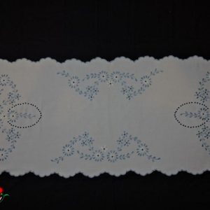 Hímzett terítő nagyfutó kék hímzéssel 110x50 cm