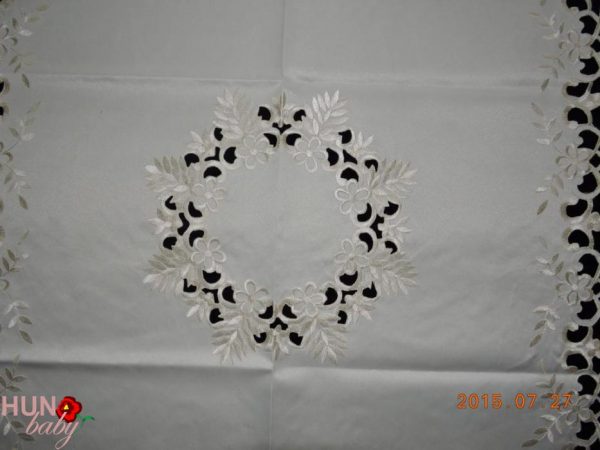 Asztalterítő Géppel hímzett Drapp 85x85 cm Asztalterítő Géppel hímzett Drapp 85x85 cm