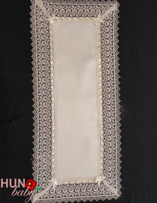 Csipkés szélű terítő drapp 116x58 cm