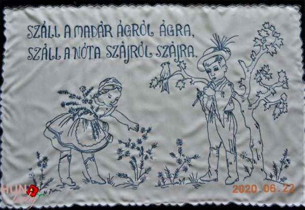 Falvédő hímzett, Száll a madár ágról, kék 82x55 cm