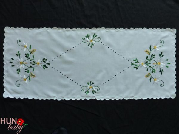 Futó virágos selyem hímzéssel Futo Viragos Selyem Himzessel 600x450