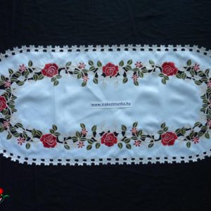 Géppel hímzett piros rózsás futó fehér 85x36 cm