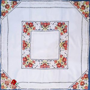 Géppel hímzett terítő fehér margarettás 85x35 cm