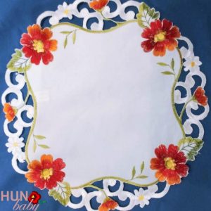 Géppel hímzett terítő fehér rózsás 29 cm