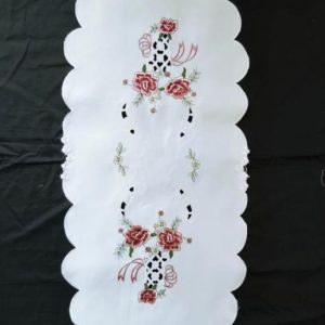 Géppel hímzett terítő fehér rózsás 85x35 cm