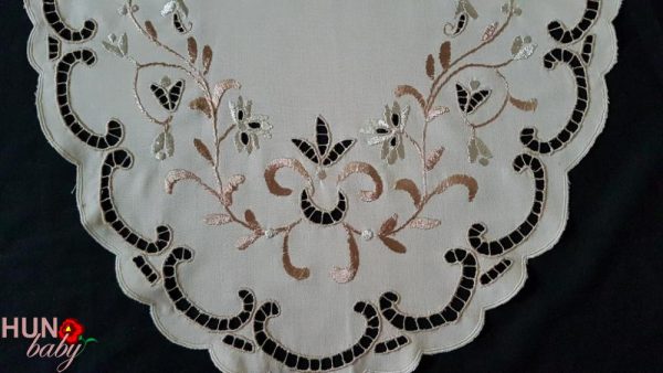 Hímzett futó drapp madérás 78x43