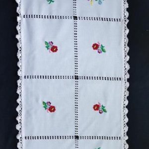 Hímzett kalocsai azsuros horgolt futó 88x38 cm