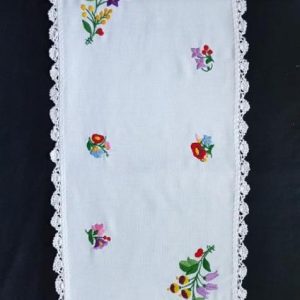Hímzett kalocsai futó horgolt, 88x38 cm