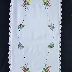 Hímzett kalocsai futó horgolt, luggalt 88x38 cm