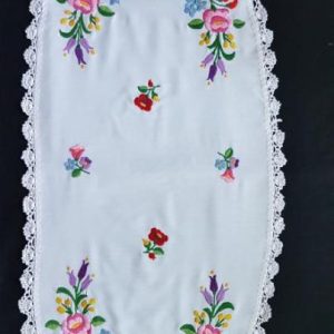 Hímzett kalocsai futó horgolt, 88x38 cm