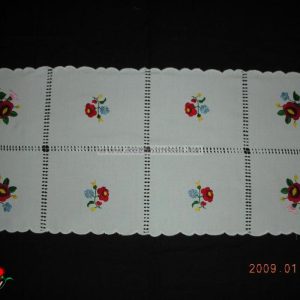 Hímzett kalocsai terítő 85x35 cm