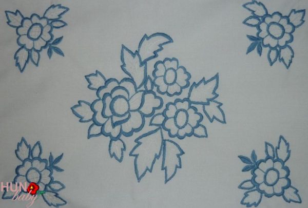 Hímzett párnahuzat kék virágminta 55x40cm