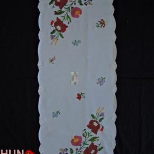 Hímzett terítő kalocsai színes hímzéssel 85x35 cm