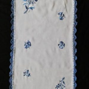 Hímzett terítő kék hímzés horgolt szél 85x38