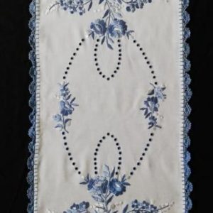 Hímzett terítő kék hímzés luggalt horgolt 85x36 cm
