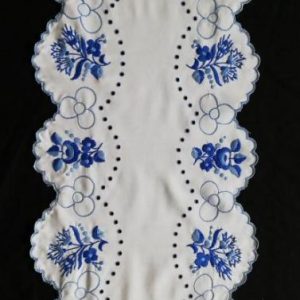 Hímzett terítő luggalt kék hímzéssel 85x36cm