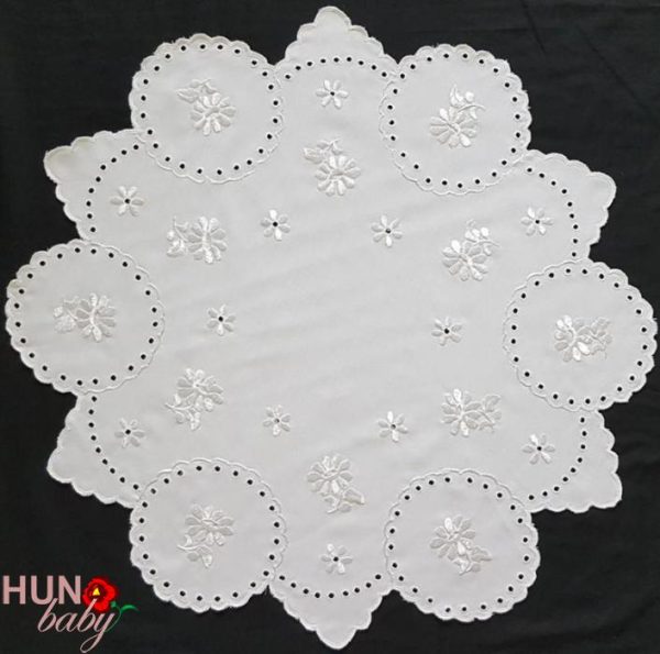 Hímzett terítő margarettás fehér kör 55cm-2354-01 Himzett Terito Margarettas Feher Kor 55cm 2354 01 600x595