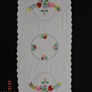 Hímzett terítő nagyfutó kalocsai luggalt 110x50 cm