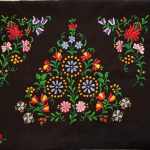 Párna előnyomott fekete matyó ókalócsai 58x45 cm