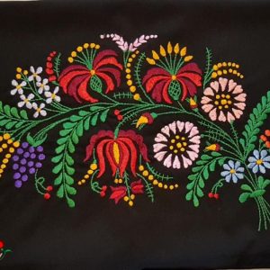Párna előnyomott fekete matyó ókalócsai 58x45 cm