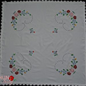 Hímzett terítő kalocsai horgolt luggalt 90x90 cm
