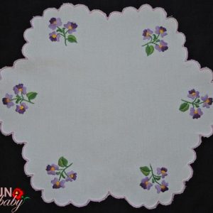 Hímzett terítő ibolyás kör 33 cm