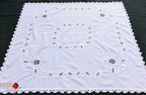 Hímzett terítő uri minta riselt 90x90 cm