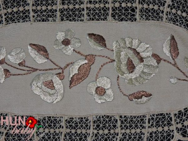 Riselt terítő drapp kalocsai 34x18 cm